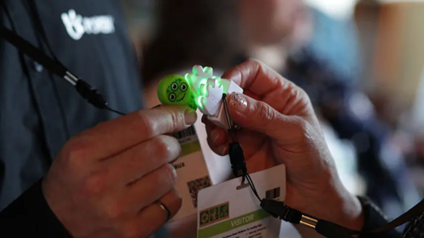 Con Poken ya no necesitas tarjetas de presentación