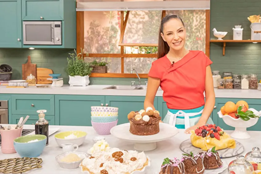 Paulina Abascal en la cocina con muchos postres