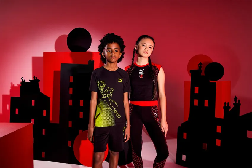 Un niño y una niña vestidos con la colección PUMA x Miraculous