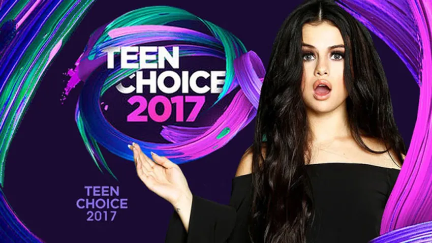 Selena Gómez vestida de negro para los premios Teen Choice 2017