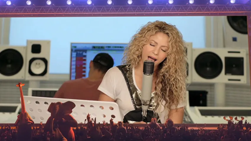 Multitud de animales viendo a Shakira cantando Try Everything, en pantalla gigante