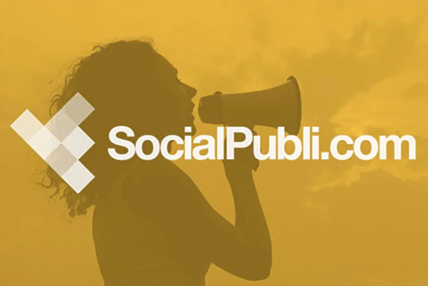 Silueta de mujer hablando con un megáfono