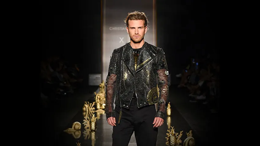 Hombre modelando prendas de la colección "Spongebob Gold" de Christian Colorado en Colombiamoda 2017