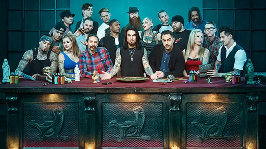 Dave Navarro en medio del elenco de Ink Master, recreando el cuadro "La última cena"