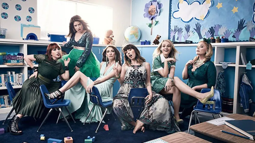 Elenco de la serie "Teachers" posando en un salón de clases