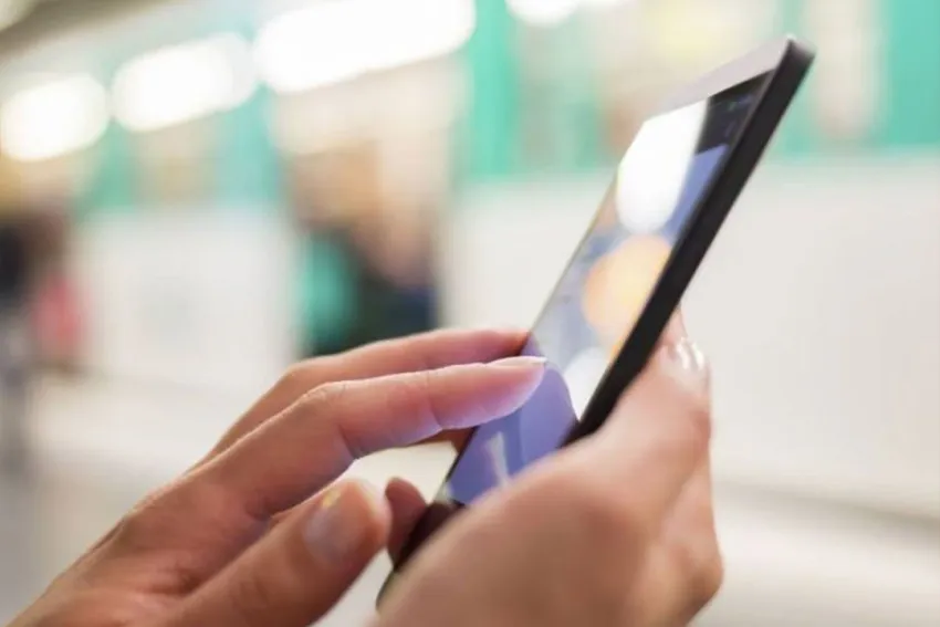Manos sosteniendo un teléfono móvil