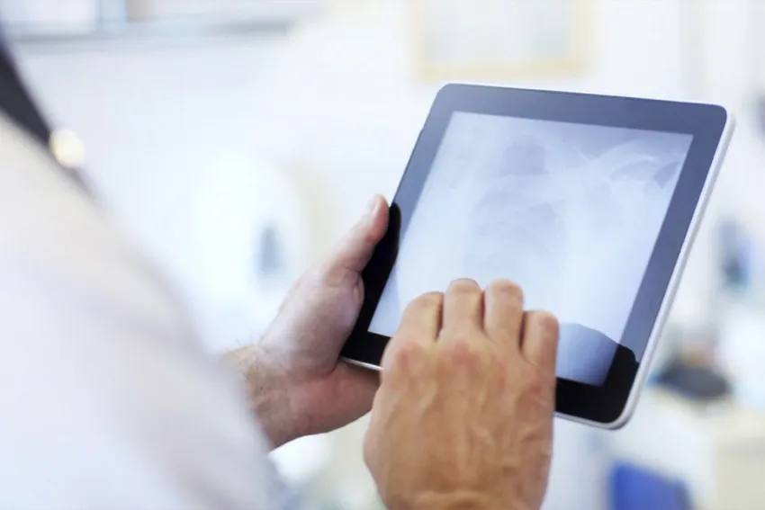 Médico usando una tableta para telemedicina