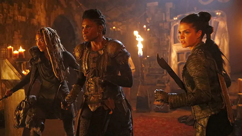Escena de la serie "The 100" con Marie Avgeropoulos