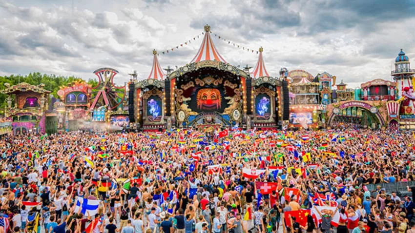 Público frente a la tarima del Tomorrowland