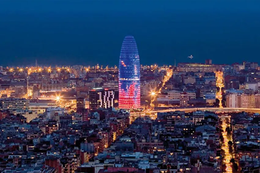 Vista nocturna de la Torre Agbar de Barcelona