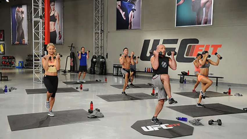 Personas entrenando en UFC Fit