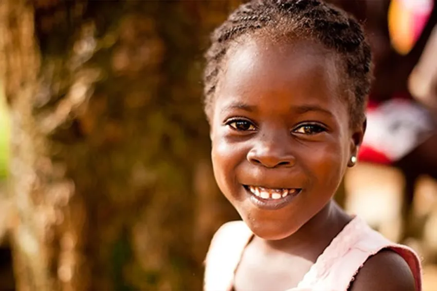 Niña afrodescendiente sonriendo