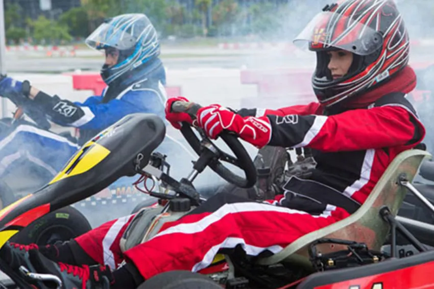 Samantha Siqueiros como Vikki en un Kart, en la serie "Vikki RPM" de Nickelodeon