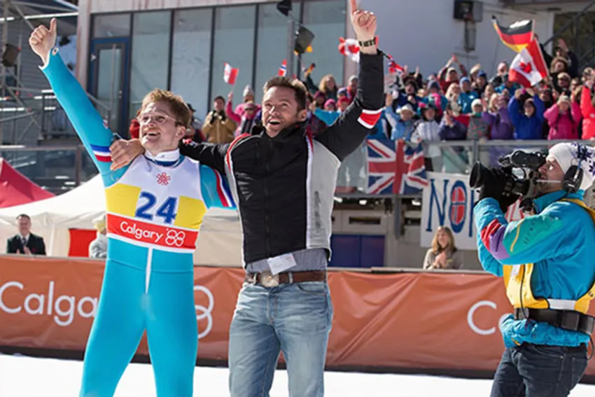 Taron Egerton y Hugh Jackman en 'Volando Alto - Eddie The Eagle'