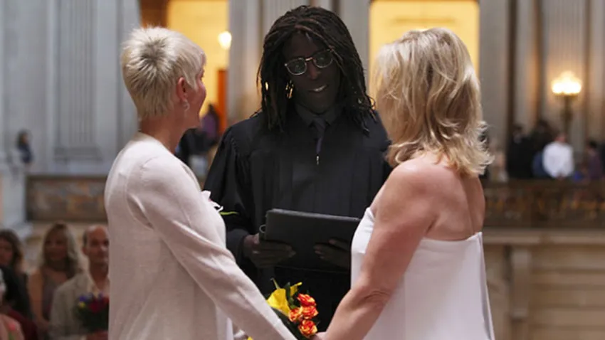 Sacerdote casando a una pareja de mujeres en la miniserie LGBT "When We Rise"