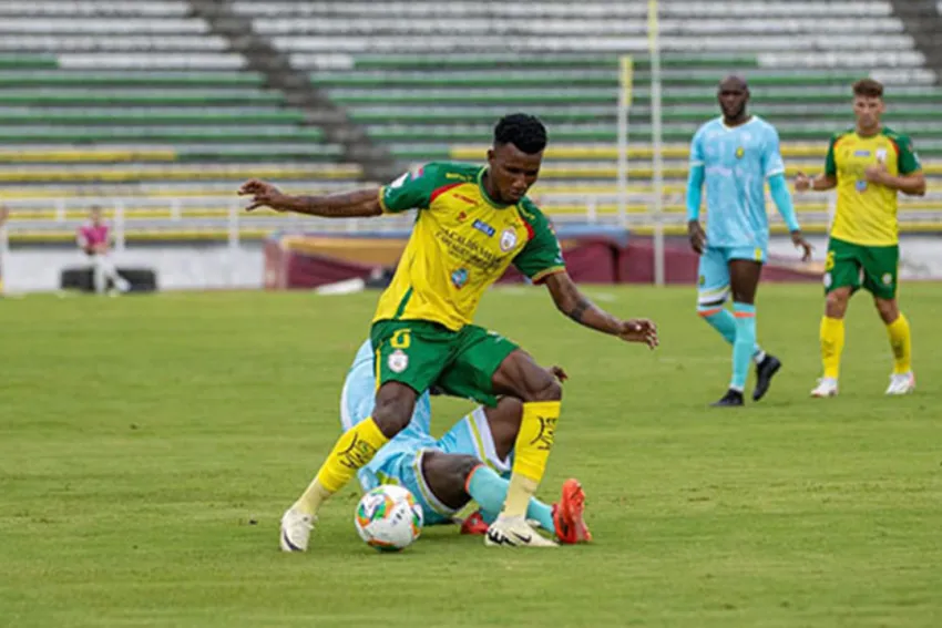 Yosimarc Torres disputando el balón en el partido de Real Cartagena contra Internacional de Palmira