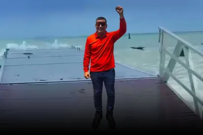 Dumek Turbay en el Embarcadero de Playa Blanca destruído por el oleaje del frente frío en Cartagena