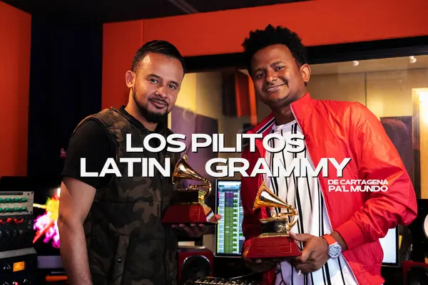 Pilito Master Mix y The Boom Maker, Los Pilitos, sosteniendo el Latin GRAMMY