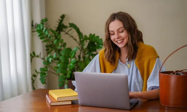 Mujer joven estudiando virtualmente en su laptop