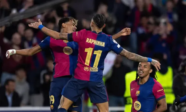 Yamal y Raphinha celebrando un gol