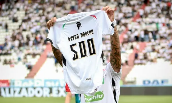 Dayro Moreno exhibiendo su camiseta del partido número 500