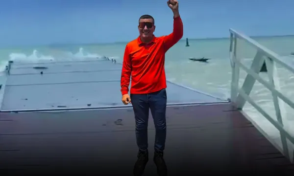 Dumek Turbay en el Embarcadero de Playa Blanca destruído por el oleaje del frente frío en Cartagena