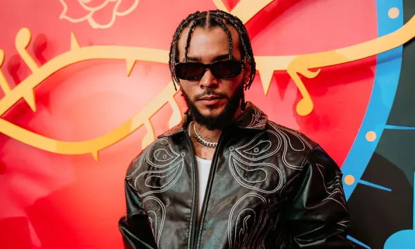 Gangsta en la alfombra roja de los Premios Nuestra Tierra 2025