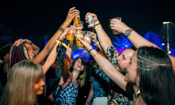 Grupo de amigos disfrutan la vida nocturna en Medellín