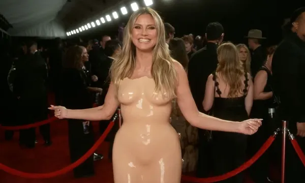 Heidi Klum vestido desnuda en la alfombra roja de los GRAMMY 2026