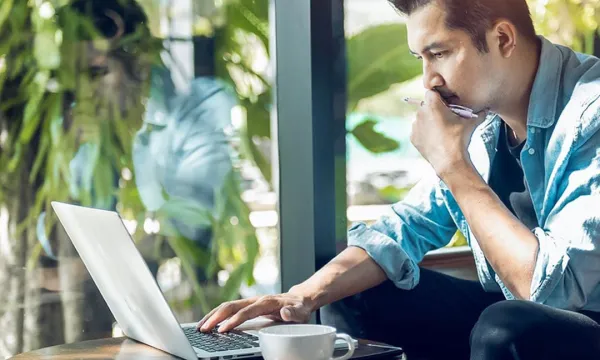 Hombre usando computador portátil