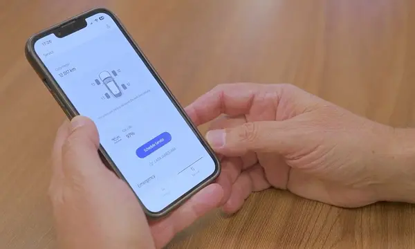 Hombre utilizando la app de Ford y Stefanini, "Agenda Ford" en su móvil