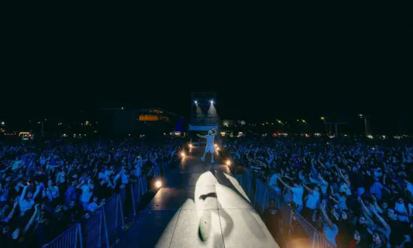 Kapo en tarima rodeado del público de Campeche - México