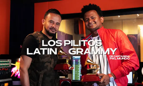 Pilito Master Mix y The Boom Maker, Los Pilitos, sosteniendo el Latin GRAMMY