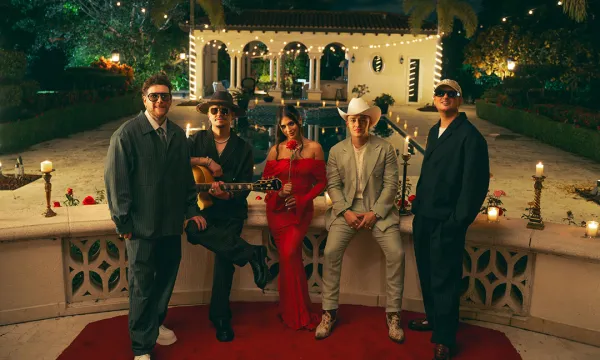 Luis Alfonso y Piso 21 junto a la modelo del video oficial de "Déjame Entrar"