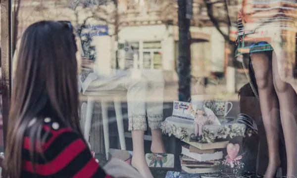 Mujer viendo vitrina de tienda