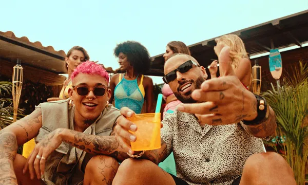 Nicky Jam junto a Beéle en el video de la canción "Calor"