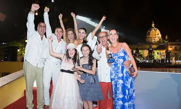 Elenco de Las Hermanitas Calle en Cartagena, celebrando su triunfo en los Premios India Catalina