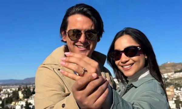 Salomé Camargo y su prometido Nicolás, muestran su anillo de compromiso