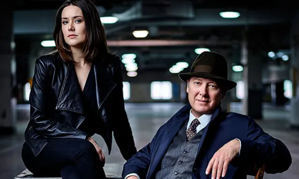 Megan Boone como Elizabeth “Liz” Keen, y James Spader como Raymond Reddington en "The Blacklist"