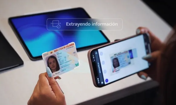 Mujer escaneando documento de identidad con dispositivo móvil