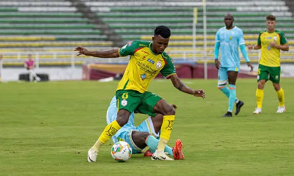 Yosimarc Torres disputando el balón en el partido de Real Cartagena contra Internacional de Palmira