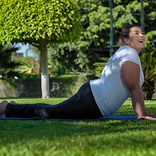 Mujer haciendo actividad física para contrarrestar la obesidad