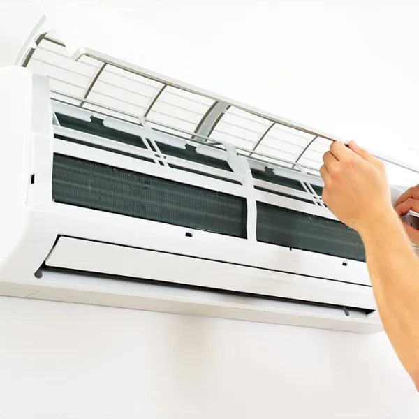 Manos arreglando aire acondicionado