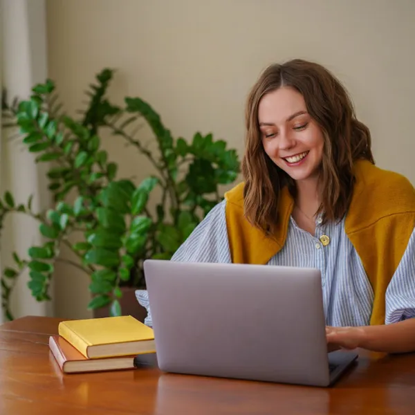 Mujer joven estudiando virtualmente en su laptop