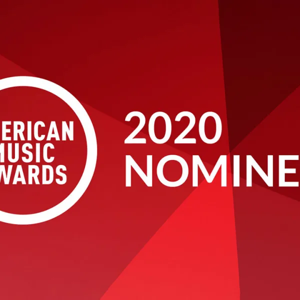 Logo de los American Music Awards 2020 sobre un fondo rojo