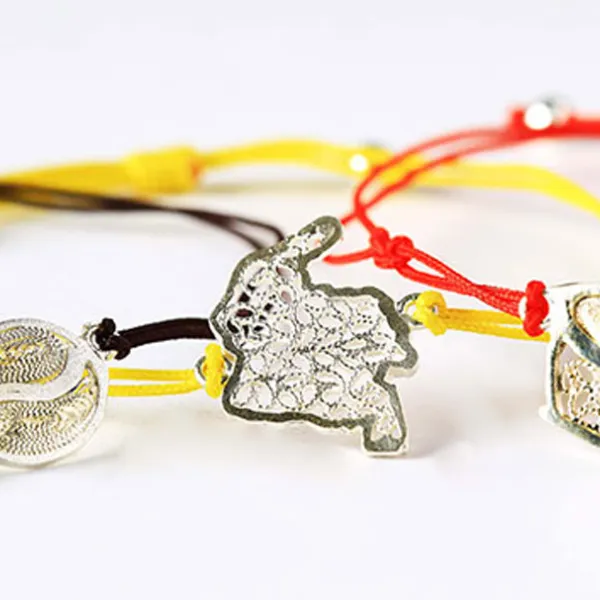 Artesanías en filigrana de plata: grano de café, mapa de Colombia y taza de café