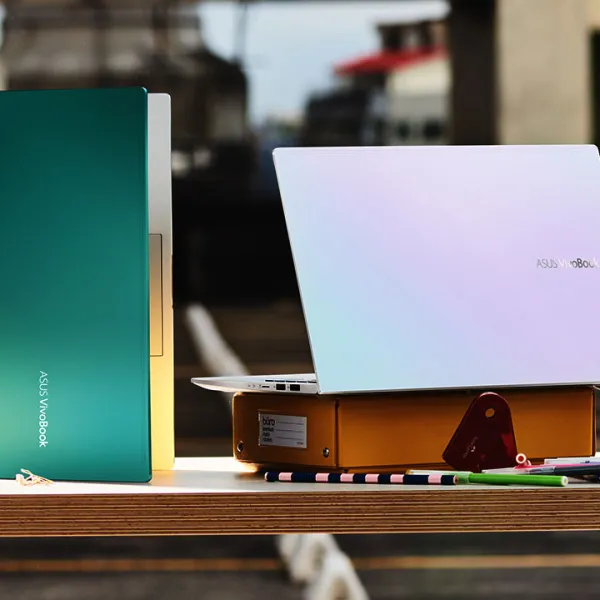 Dos portátiles Asus VivaBook sobre un escritorio