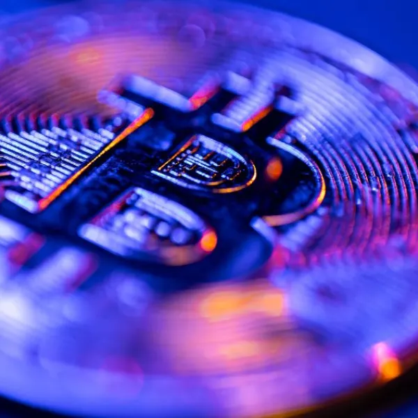 Bitcoin representado con una moneda física