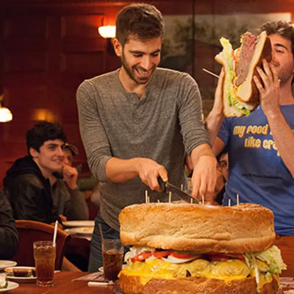 Brothers Green Eats sirviendo una hamburguesa gigante