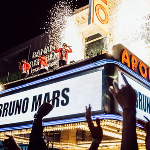 Bruno Mars cantando en vivo sobre la marquesina del Teatro Apollo